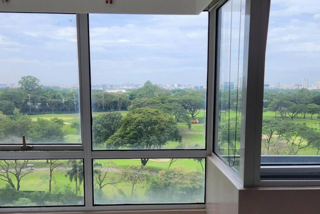 Enjoy Bgc Sunset And Golf Course View 2 Bedroom Loft With 100Mbps Internet Connection Manila Exterior foto