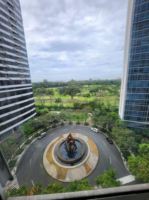 Enjoy Bgc Sunset And Golf Course View 2 Bedroom Loft With 100Mbps Internet Connection Manila Exterior foto